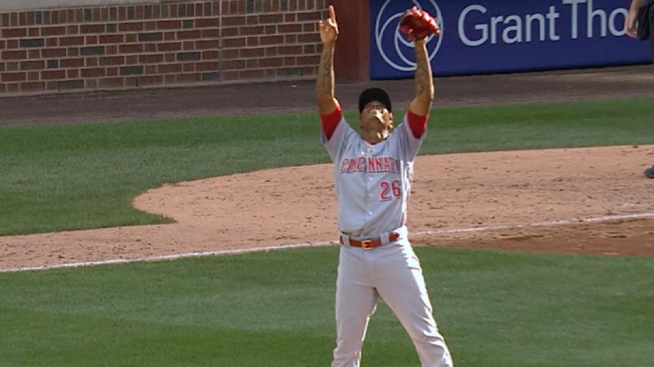 Iglesias earns the save