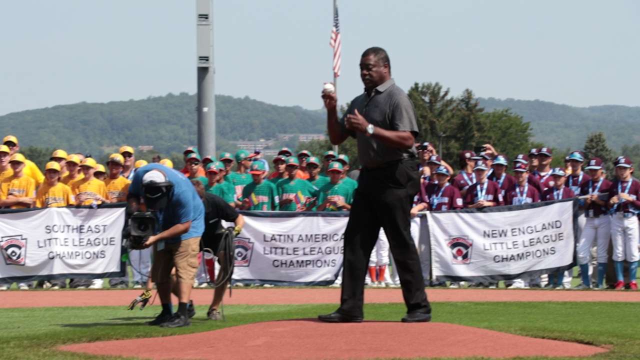 Fun, no matter the size: Pros, kids unite at LLWS