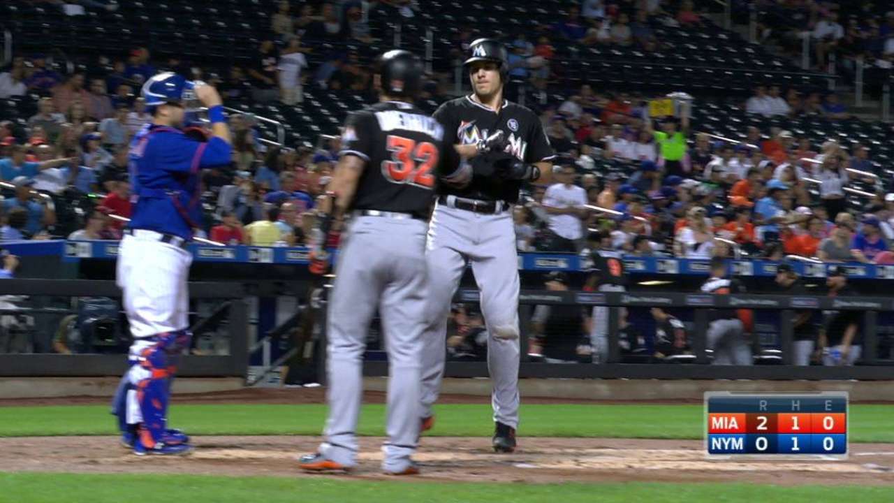 Poder de J.T. Realmuto catapulta a los Marlins ante Mets