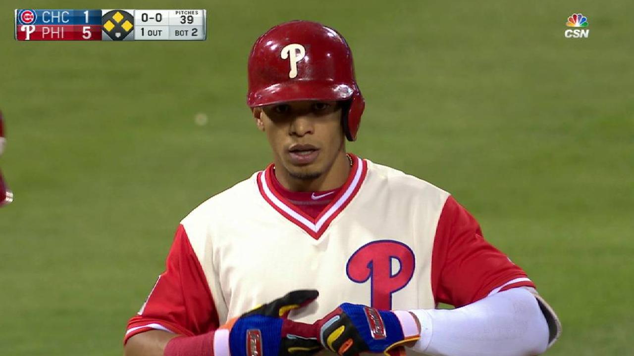 Triple de César Hernández lidera a los Filis sobre Cachorros