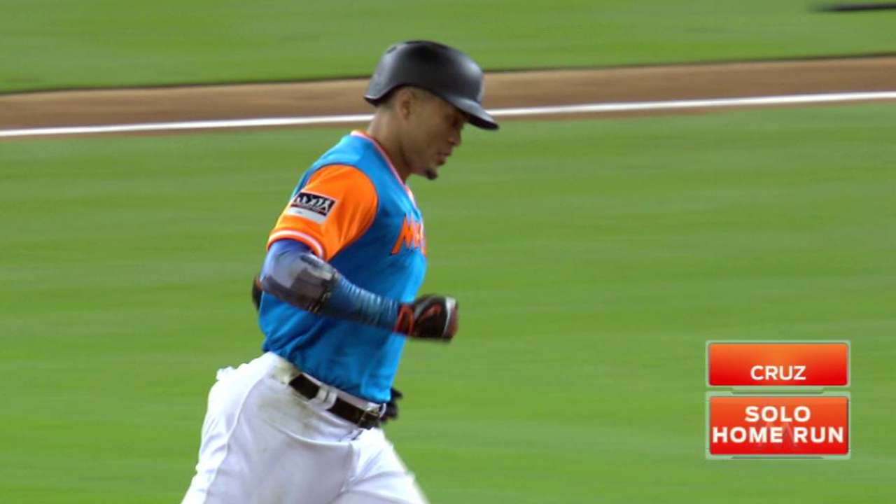 Par de jonrones de Stanton catapultan a Marlins sobre Padres
