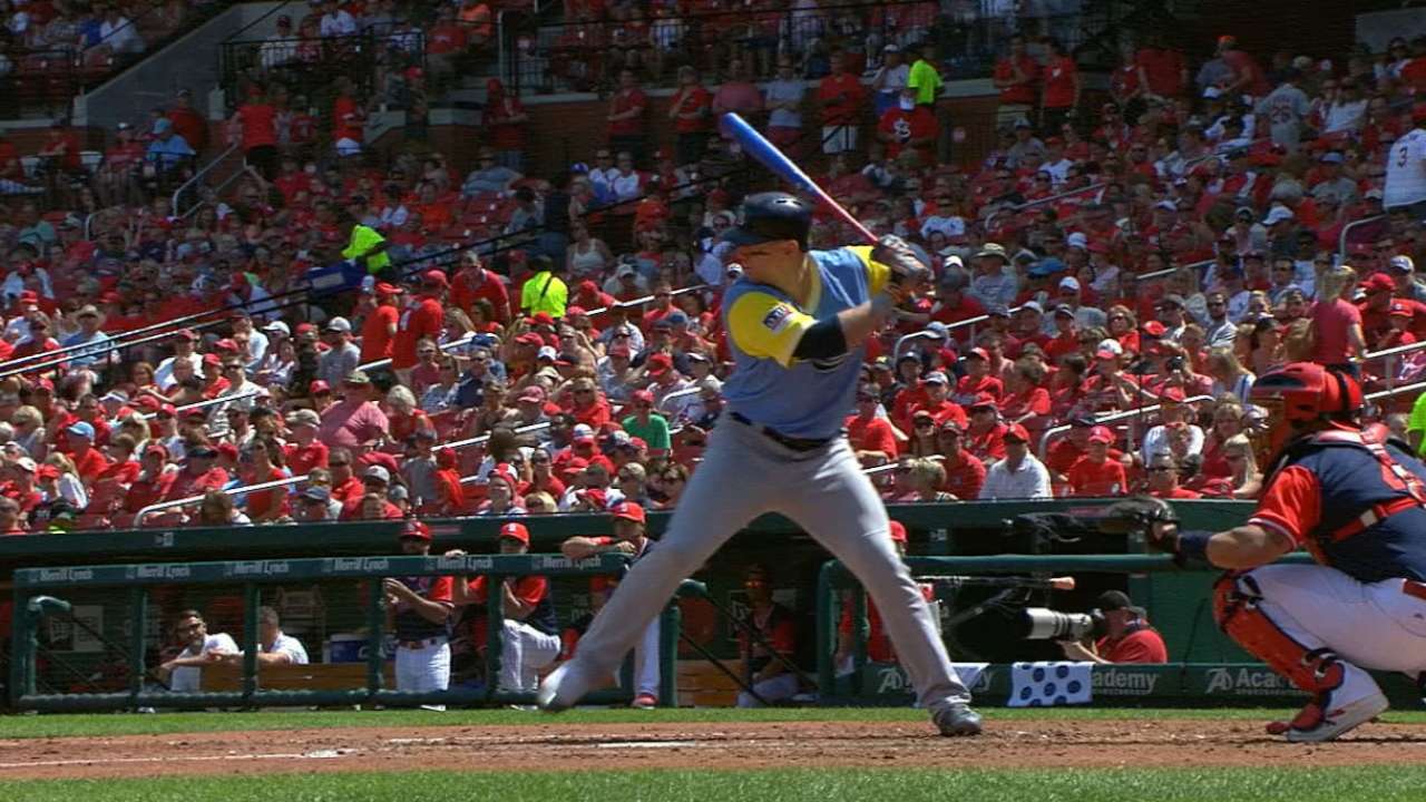 Morrison pega dos jonrones y Rays doblegan a Cardenales en extras