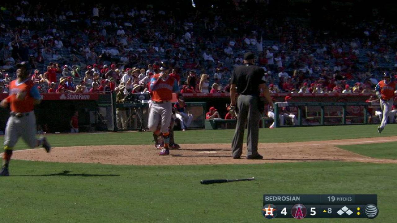 Astros reaccionan cerca del final para imponerse a Angelinos