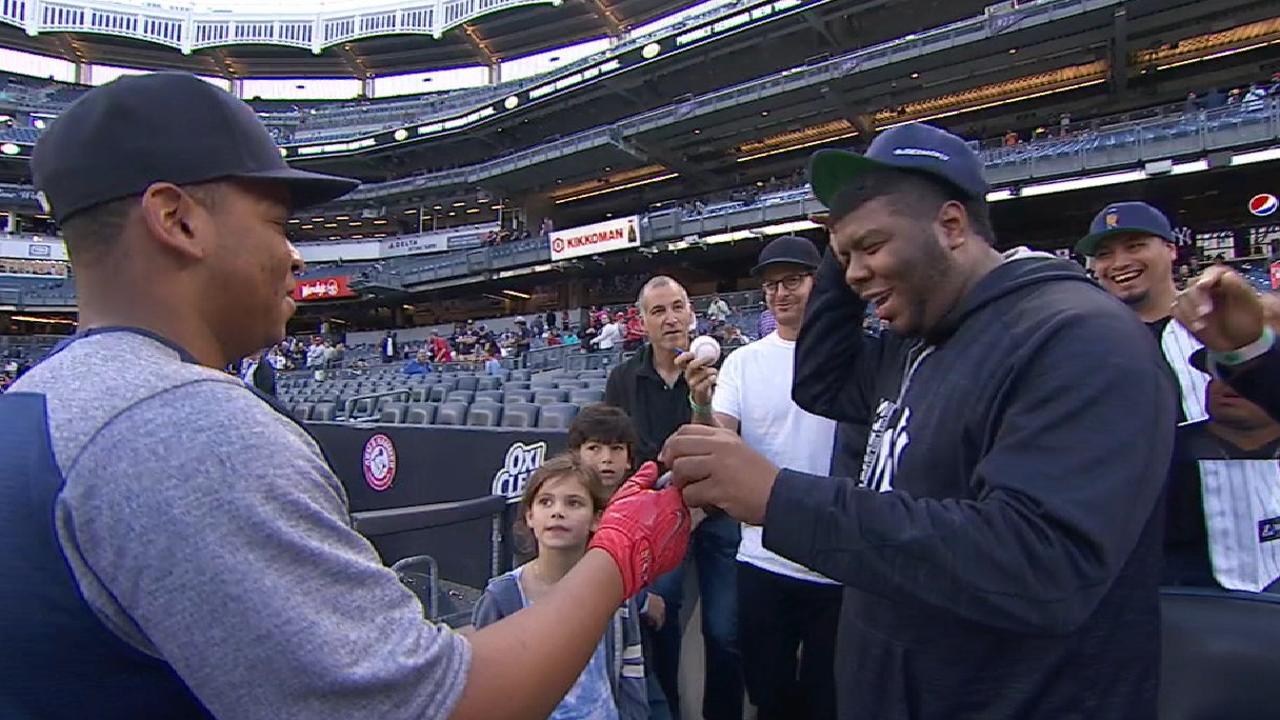 Rafael Devers comparte con aficionado de los Yankees en video viral