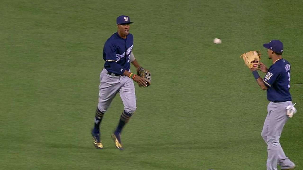 Broxton's tough catch in center