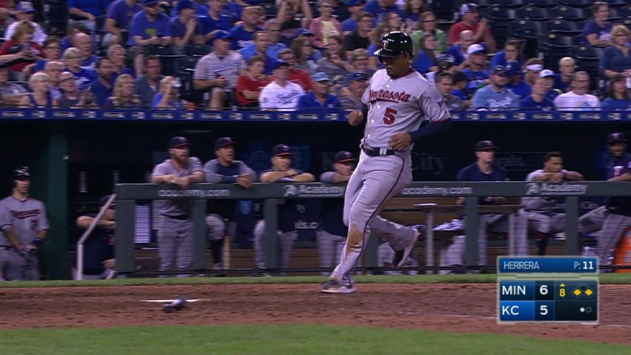 Grossman leads offense despite thumb injury