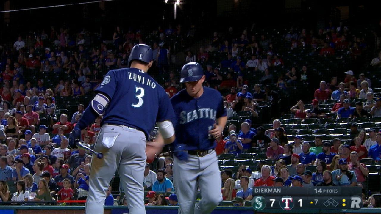 Mariners plate five in the 7th