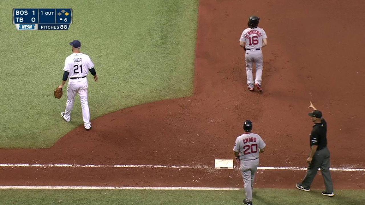 Benintendi advances on balk