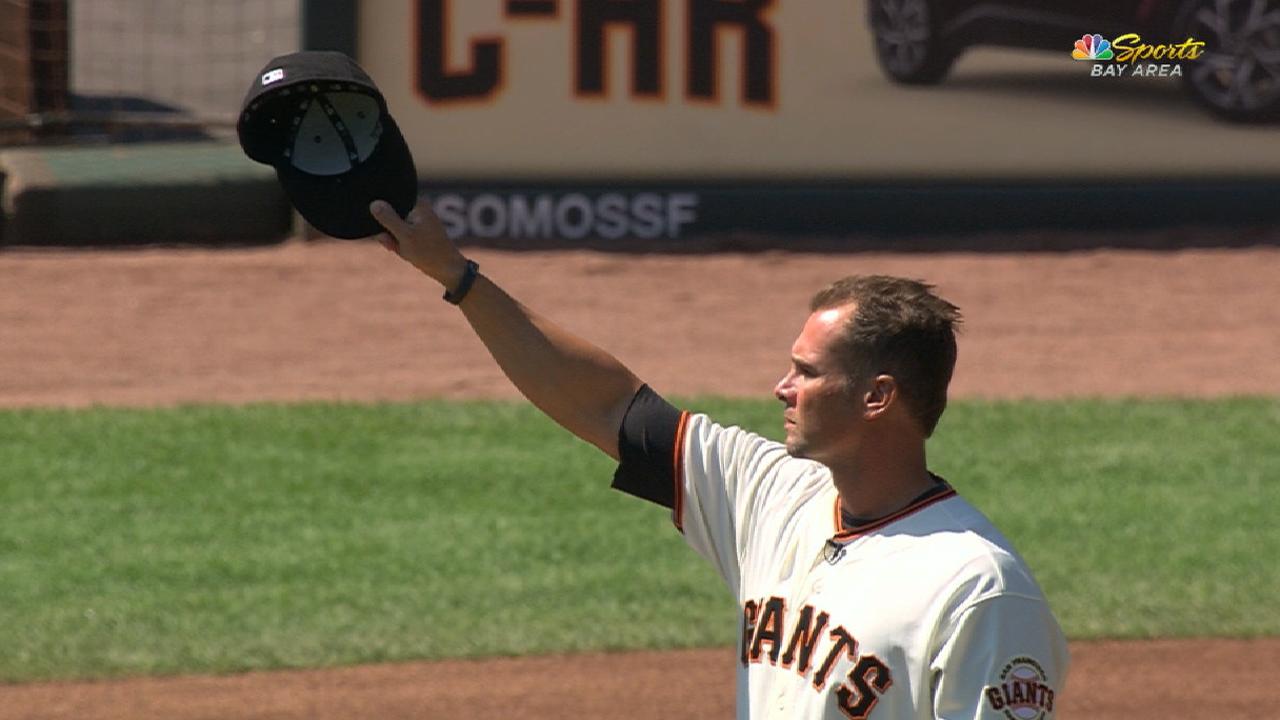 Giants honor Vogelsong in pregame ceremony