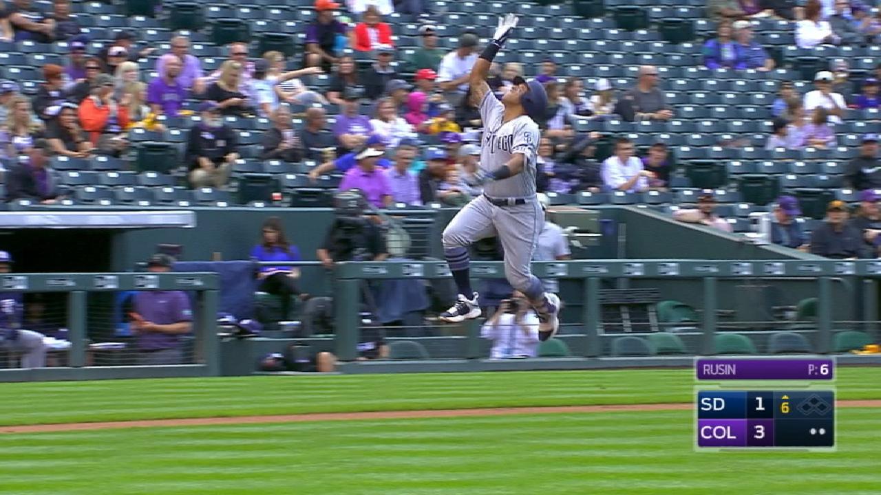 Padres superan a Rockies con un squeeze play en el noveno inning