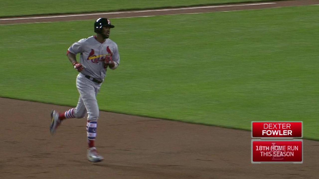 Cardenales madrugan con 3 HRs y acortan distancia en el Comodín