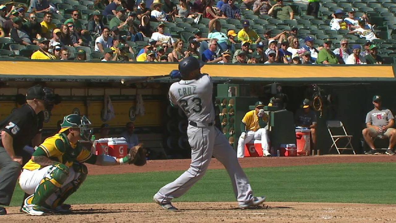 Cruz's two-run dinger