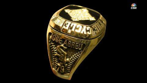 Jerry Reinsdorf sorprende a José Abreu con anillo por batear el ciclo