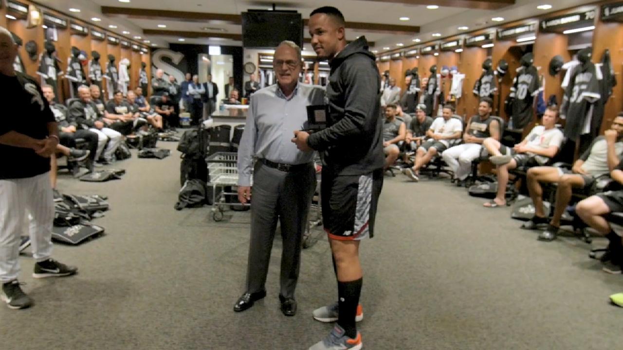 Abreu gets ring from Reinsdorf for cycle