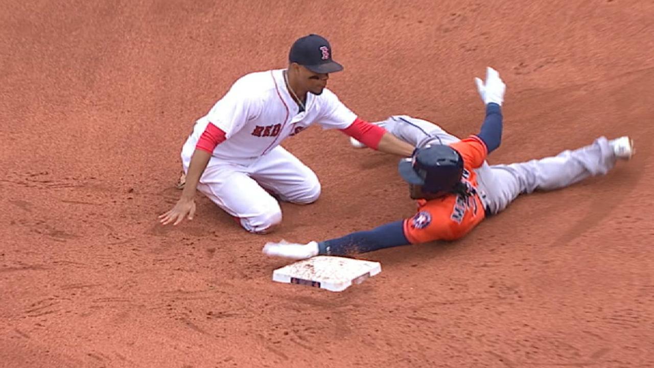 Vazquez throws out Maybin