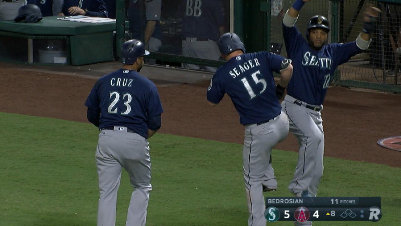 Seager's go-ahead three-run jack