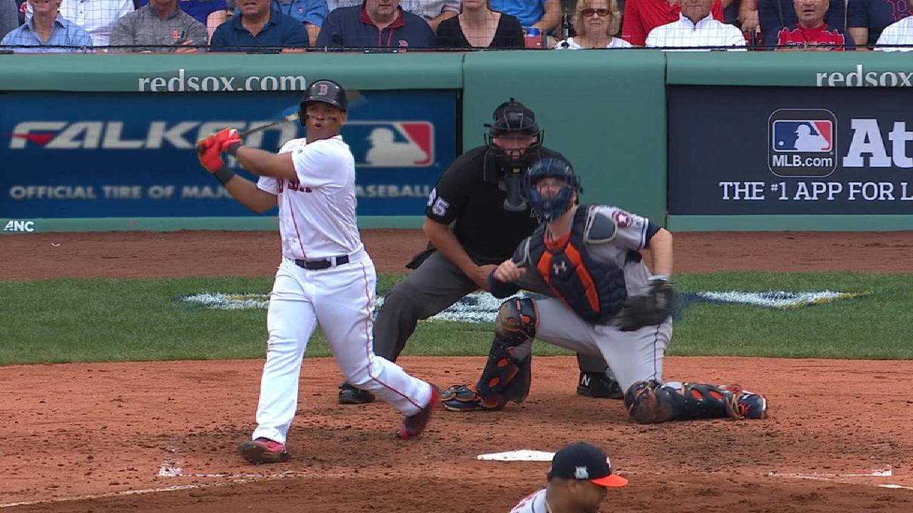 Rafael Devers hace historia al dar HR en postemporada a sus 20 años