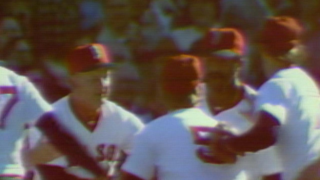 Tiant lanza una joya contra Oakland