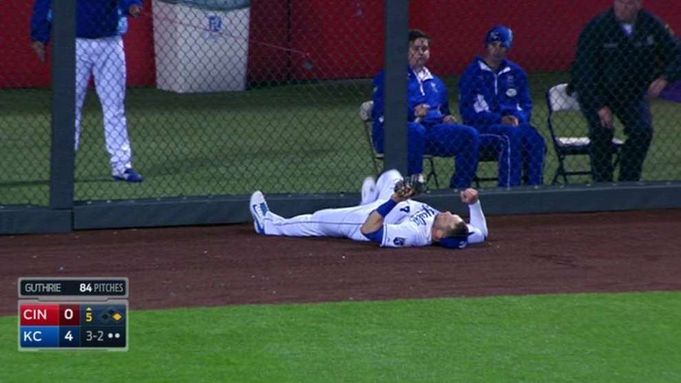 Alex Gordon pulls a Wile E. Coyote, runs into wall | MLB.com