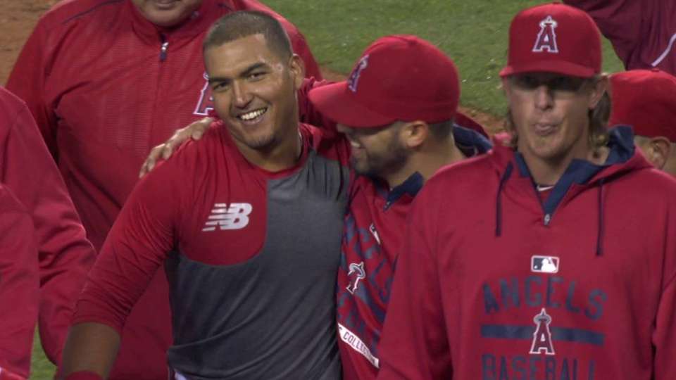 Perez's walk-off homer in debut