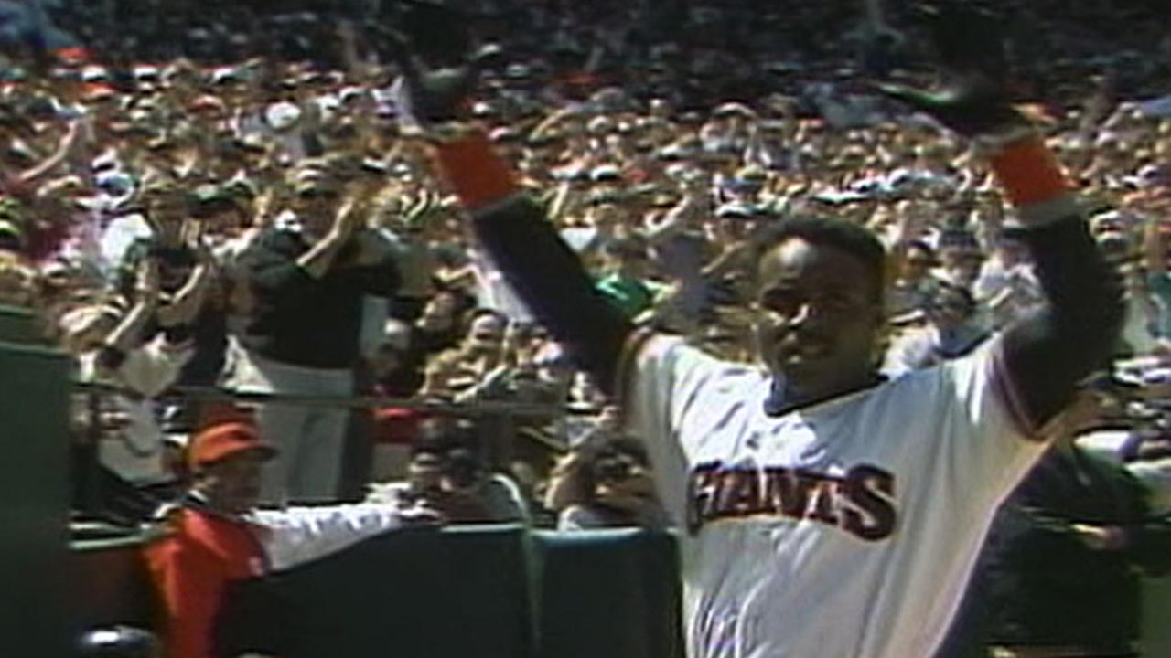 Bonds homers in home debut