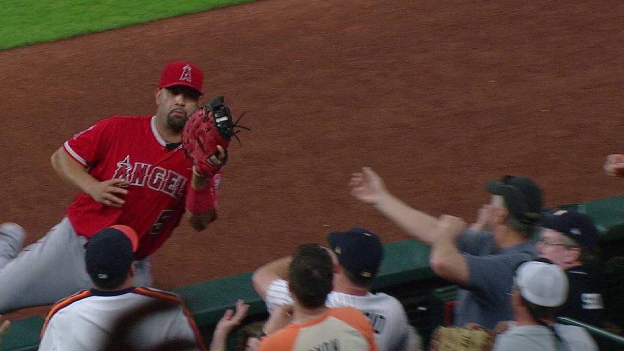 Pujols' nice grab at the railing