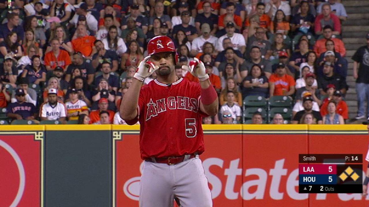 Pujols' 2,993rd hit ties game