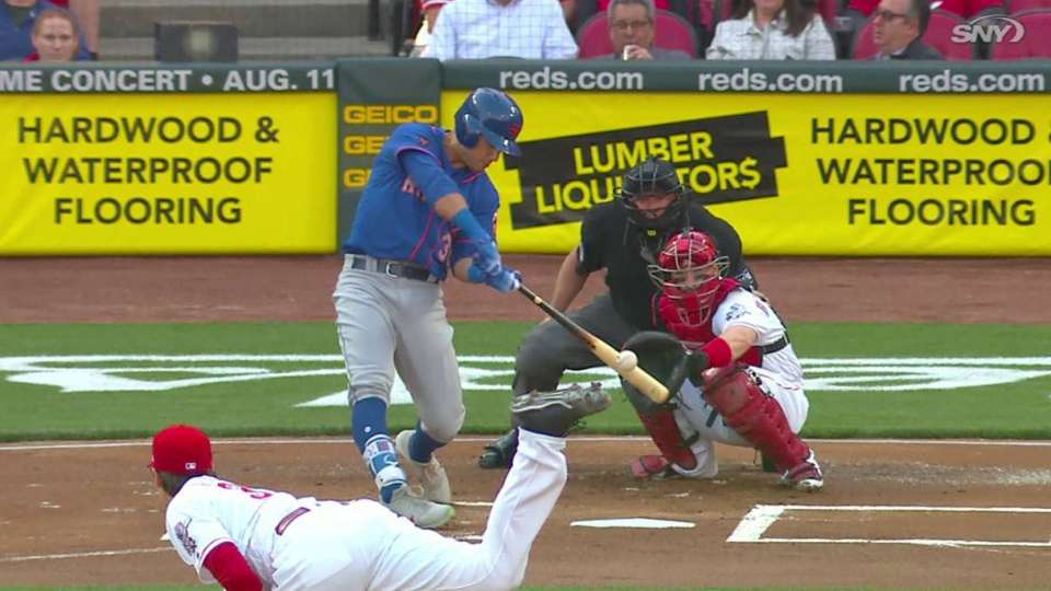 Mets hit 4 homers, hold off Reds to snap skid