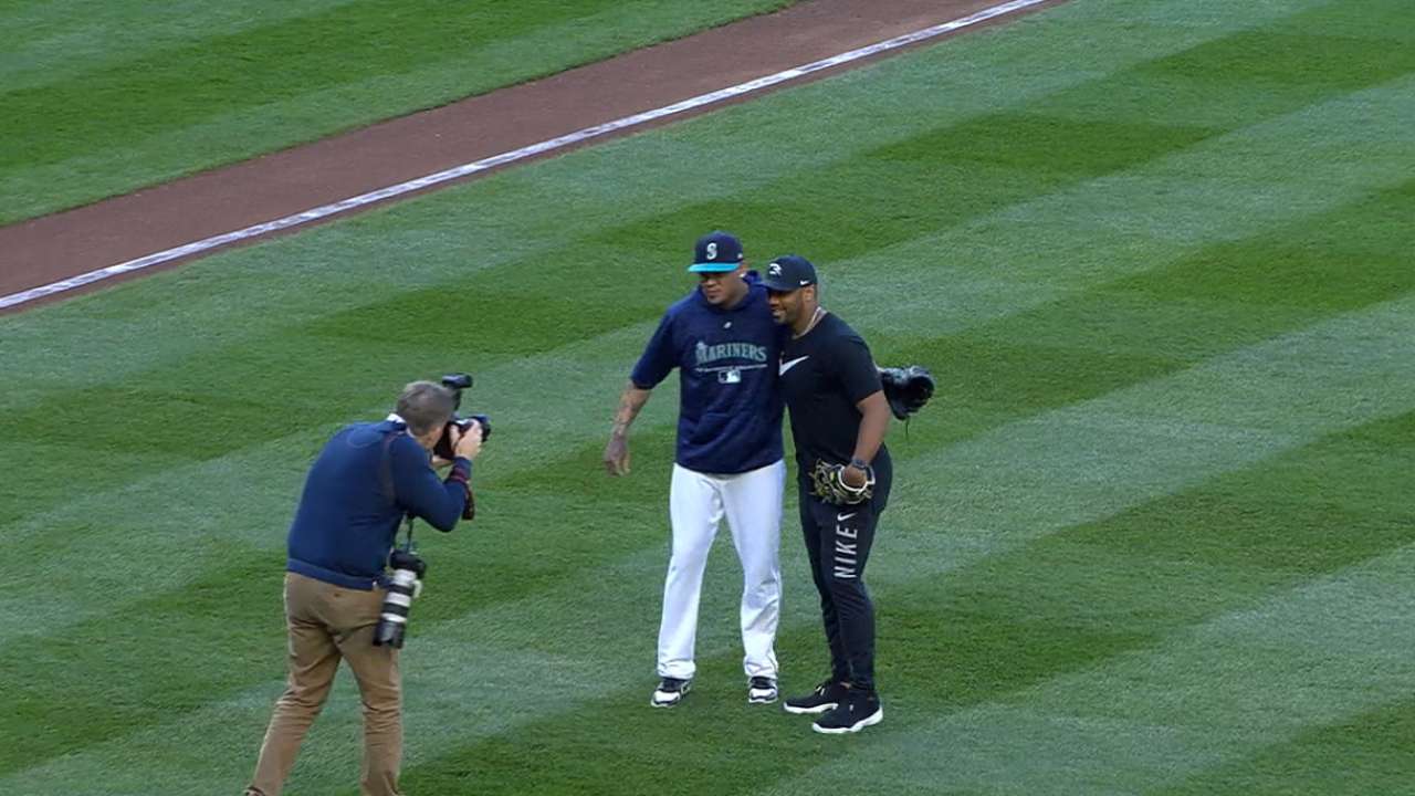 Russell Wilson throws out first pitch at Rangers game 