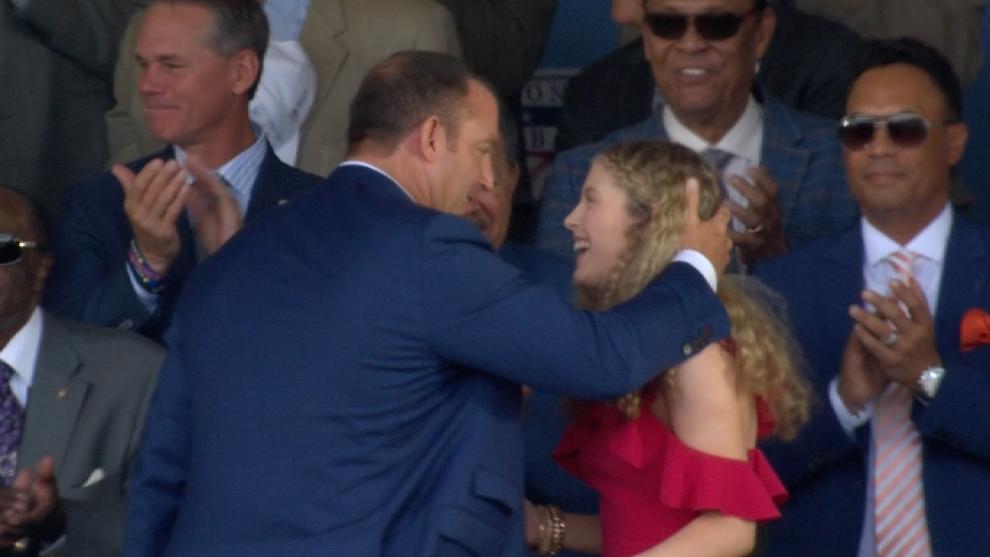 Jim Thome tears up as his daughter sings the anthem | MLB.com