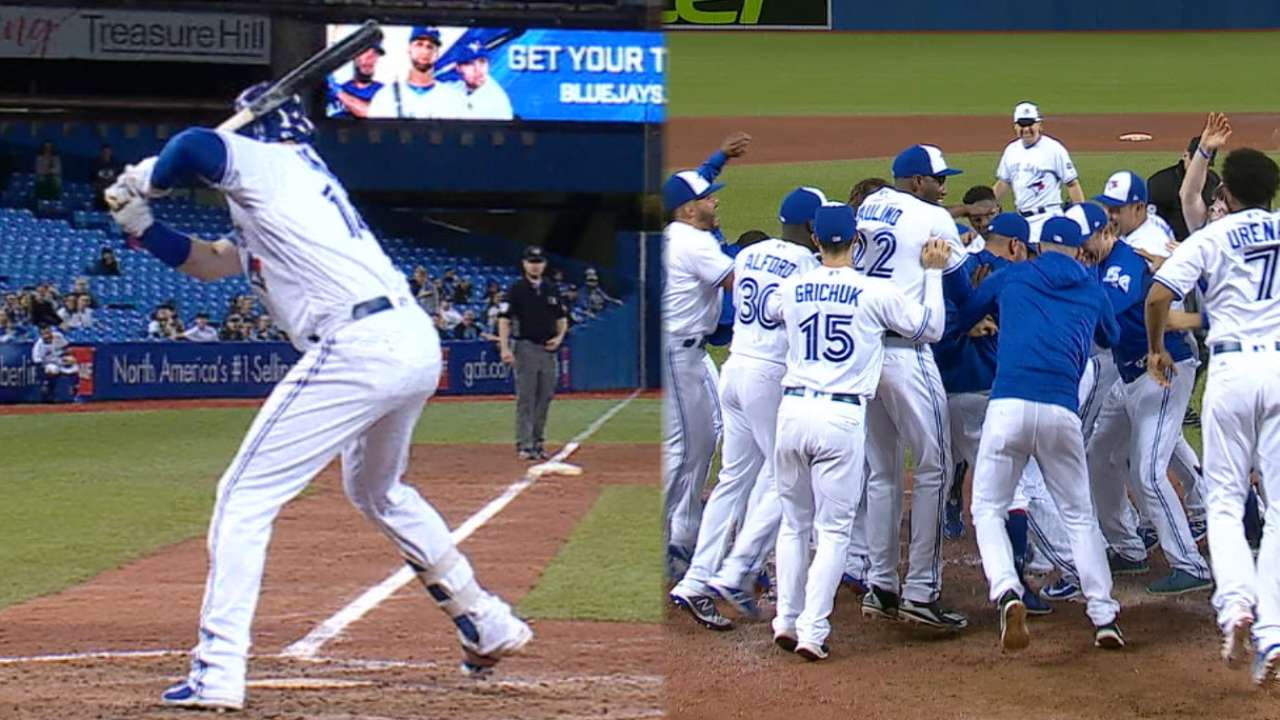 Smoak's walk-off HR in the 9th