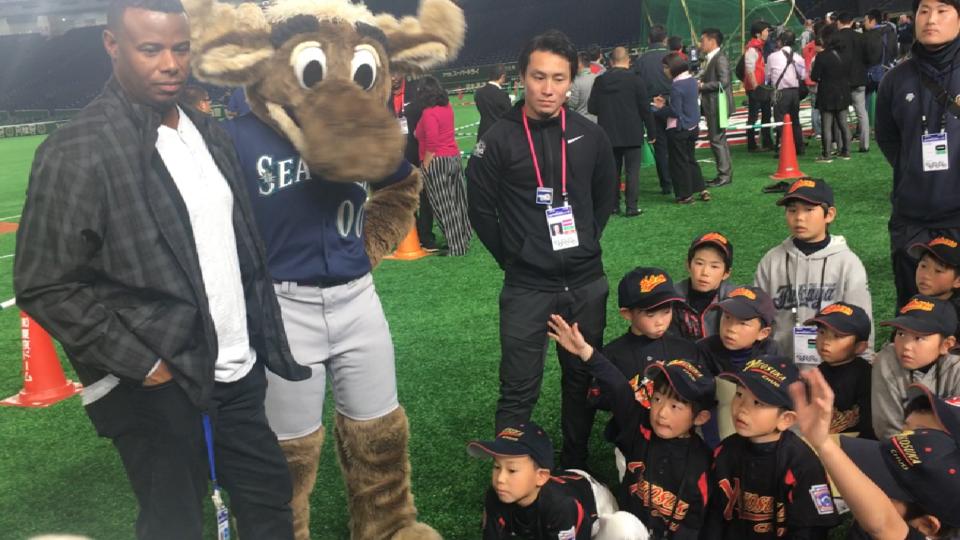 'The Kid' chats with kids